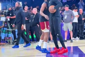 哈登晒昨日赛前和詹姆斯打招呼：两个还在坚持这场马拉松的老家伙