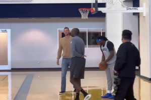 当年和SGA一起从快船来到雷霆！名宿加里纳利现身雷霆队内训练