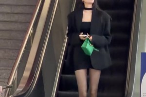 许诺秀黑丝长腿，并配文：有没身高196坐地铁不磕头的方法？