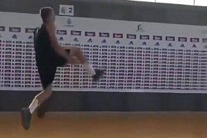 那时还很瘦！东契奇在13岁时还能胯下换手暴扣，现在估计难了