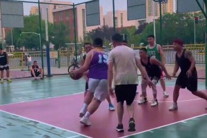 当三百斤的控球厚卫持球突破，就问你要怎么防？